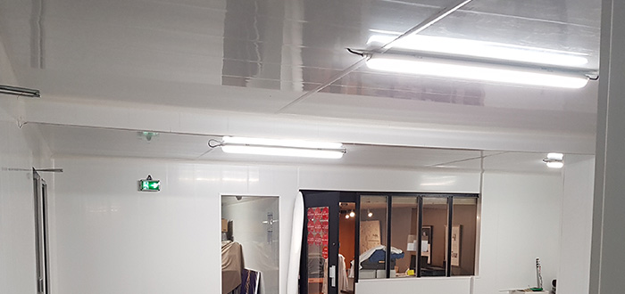 plafond rénové avec plaque de lambris plein